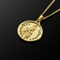 A gold coin pendant necklace featuring the Roman inscription 'O MONTES QUAERIS PEES HONOR' and an engraved figure, suspended from a gold chain against a dark reflective background.