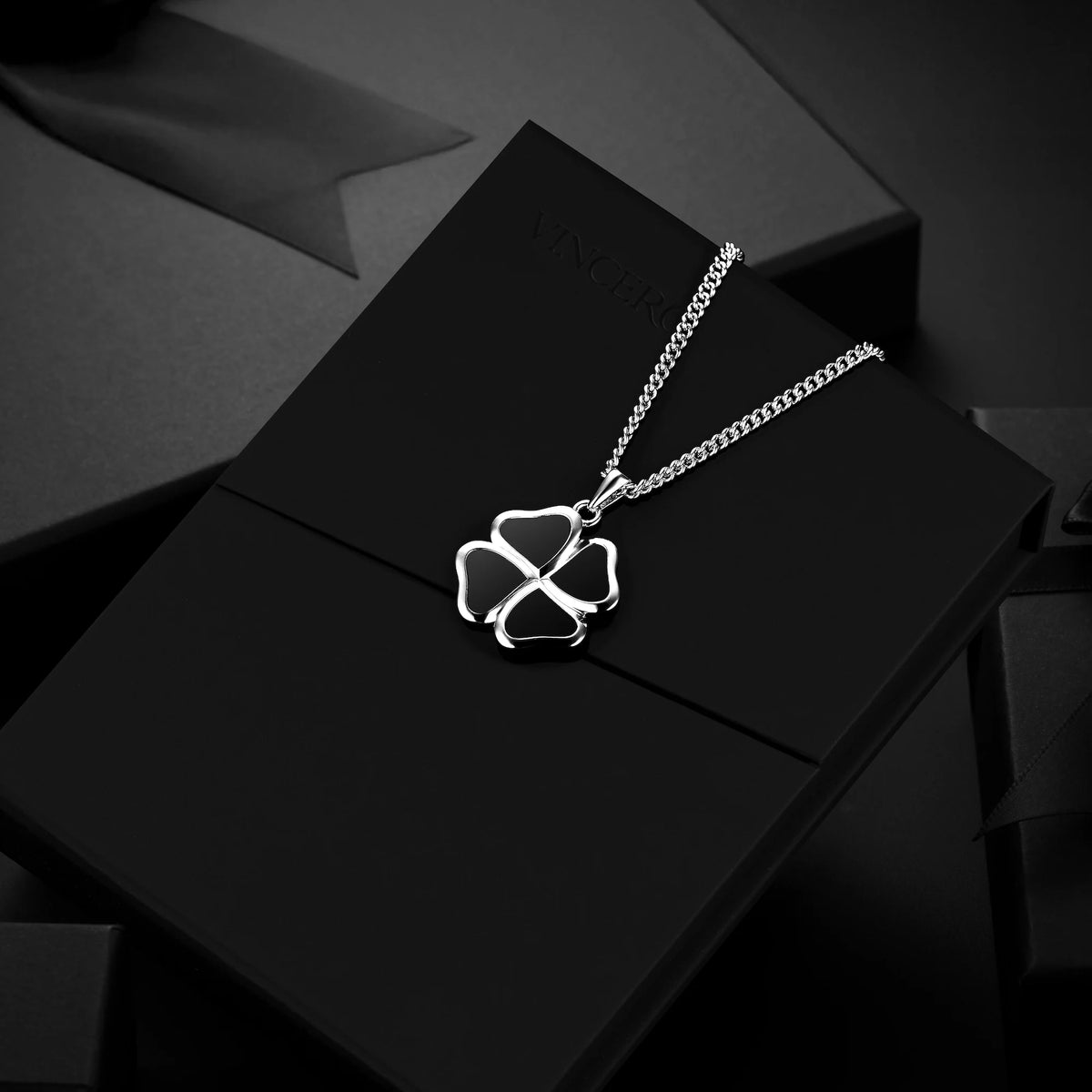 Clover Pendant - Silver Onyx