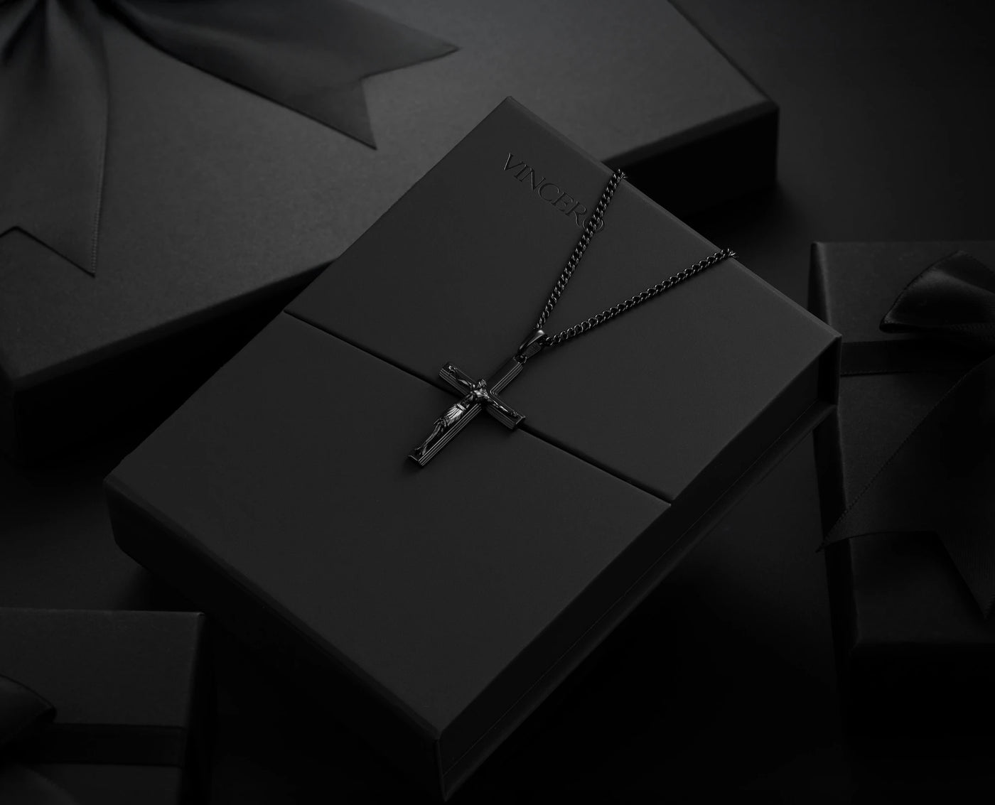 Black necklace on a black box with 'Vincero' branding against a dark background