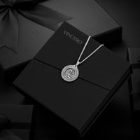 Silver necklace with a pendant on a black box labeled 'Vincero'.
