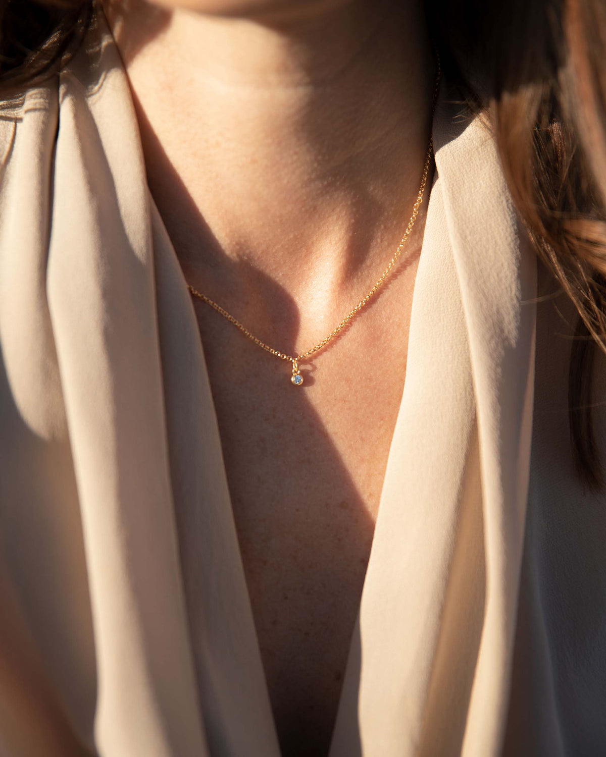 Women's Luxury Gold Cable Chain Choker Type Necklace with Sapphire Stone Pendant and Parrot Clasp